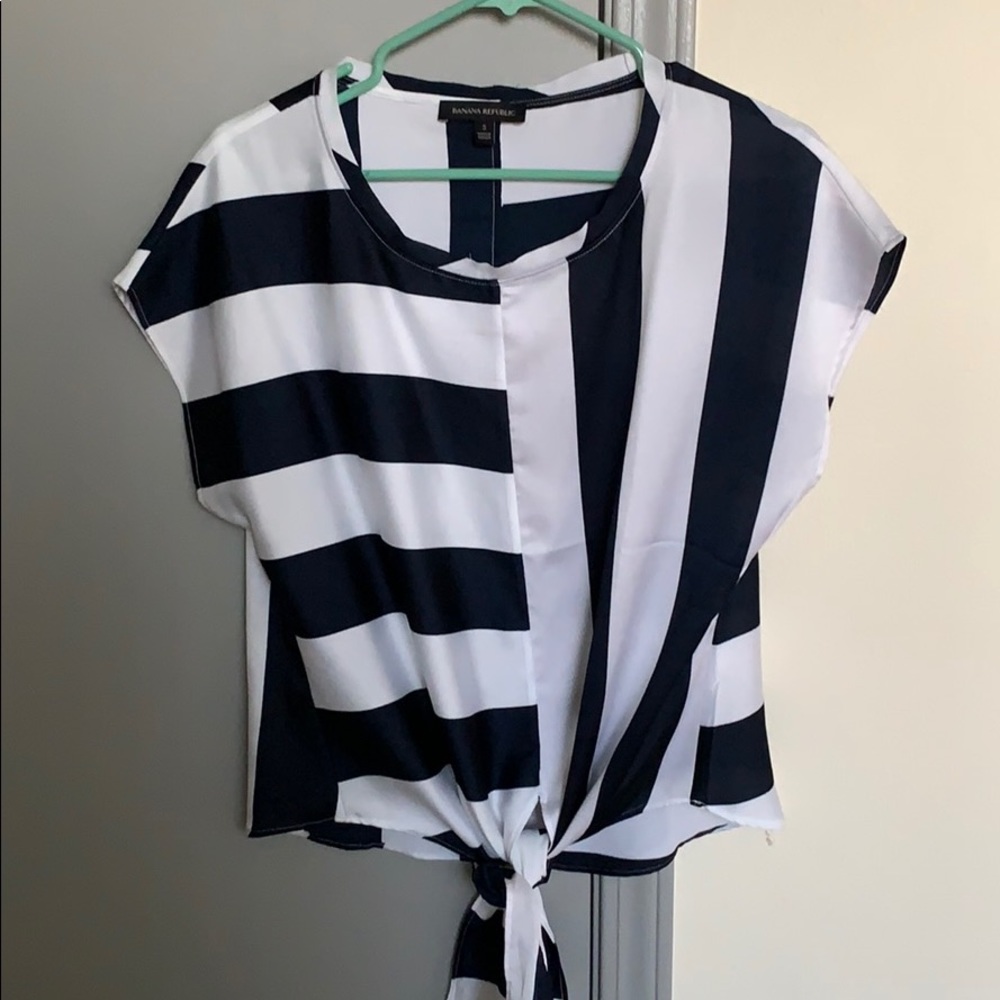 Banana Republic tie front blouse, size S